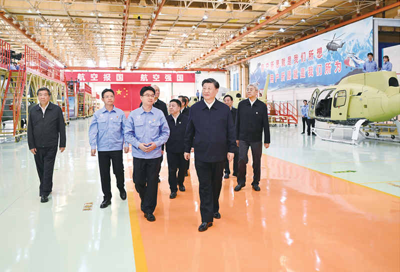 2023年10月10日至13日，中共中央总书记、国家主席、中央军委主席习近平在江西考察。这是11日上午，习近平在景德镇市昌河飞机工业（集团）有限公司考察。 新华社记者 燕雁/摄