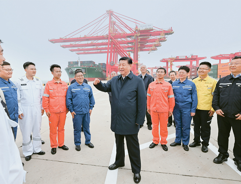 2024年5月22日至24日，中共中央总书记、国家主席、中央军委主席习近平在山东考察。这是22日下午，习近平在日照港亲切慰问港口科技工作者、运营人员、航运人员。 新华社记者 谢环驰/摄