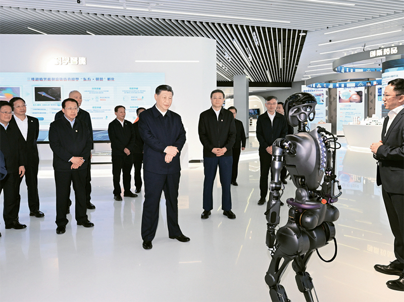 2023年11月28日至12月2日，中共中央总书记、国家主席、中央军委主席习近平在上海考察。这是11月28日下午，习近平在浦东新区张江科学城参观上海科技创新成果展。 新华社记者 谢环驰/摄