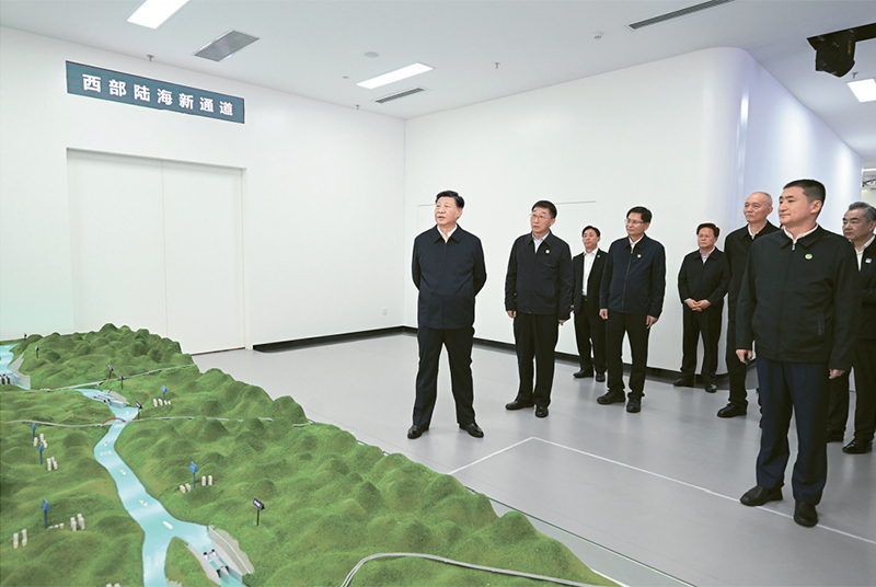 2023年12月14日至15日，中共中央总书记、国家主席、中央军委主席习近平在广西考察。这是14日上午，习近平在南宁市考察中国—东盟信息港股份有限公司，结合平陆运河沙盘听取西部陆海新通道骨干工程建设汇报。 新华社记者 谢环驰/摄